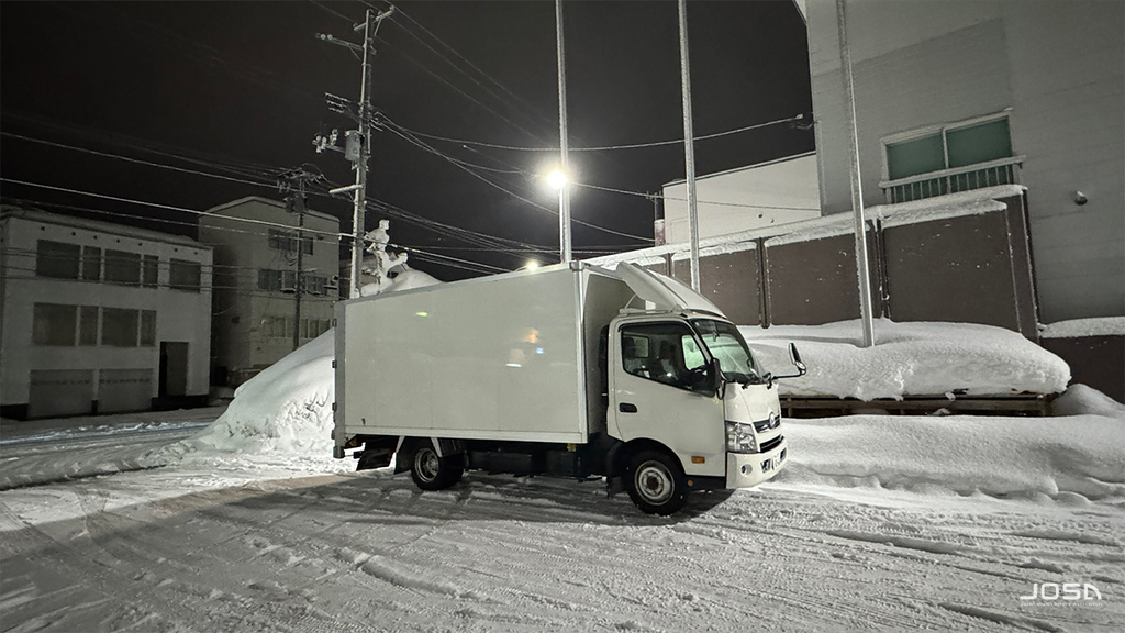 機材を積んで雪道を北へ向かうキャラバントラック