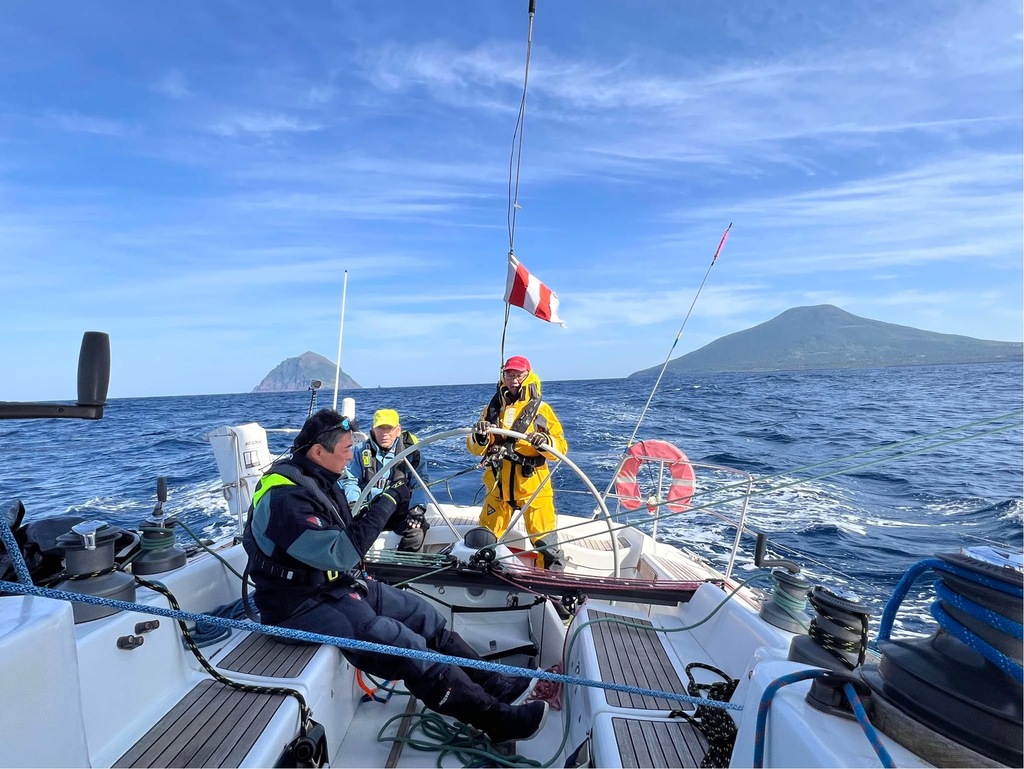 八丈島と八丈小島の間を通過