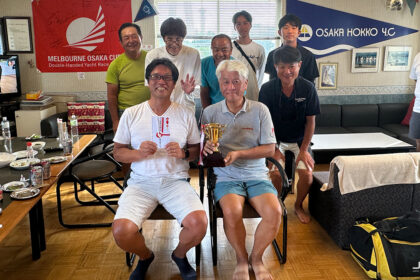 JOSAカップ 第20回大阪湾ダブルハンドヨットレース総合優勝のGolden Eagle IIの山口スキッパー(右)と皆川コ・スキッパー